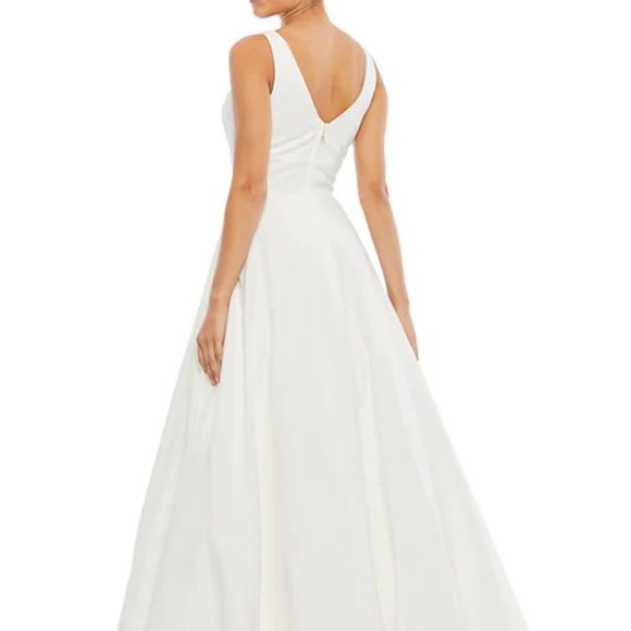 MAC DUGGAL TAILORED V-NECK CREPE WHITE BALL GOWN sz 12 - Picture 2 of 5